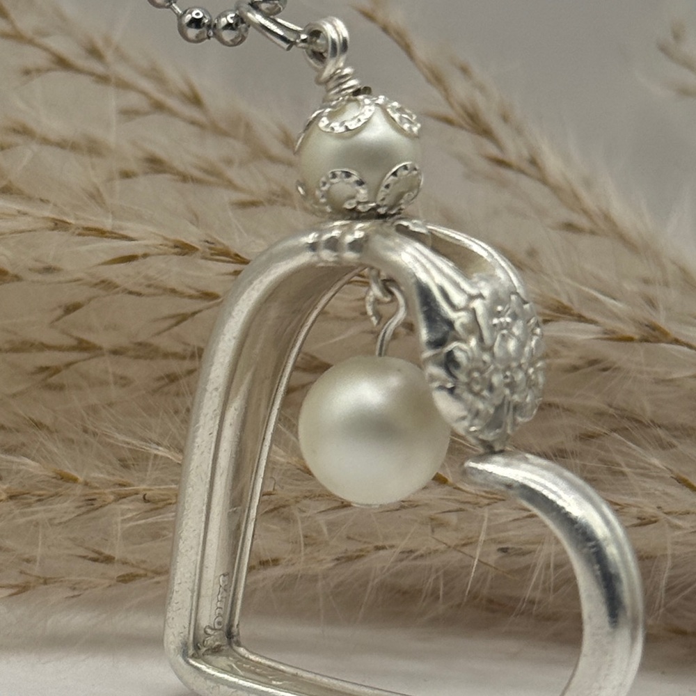 Necklaces Floating Heart Pendant - Picture 5 of 6